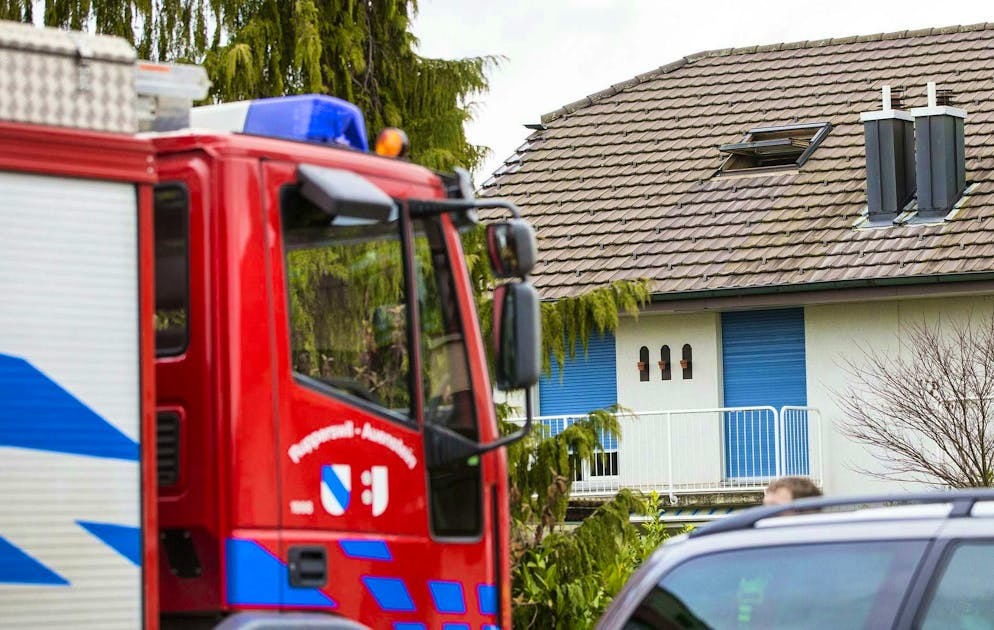 After extinguishing the fire, the fire department can establish that four people were dead in the house.