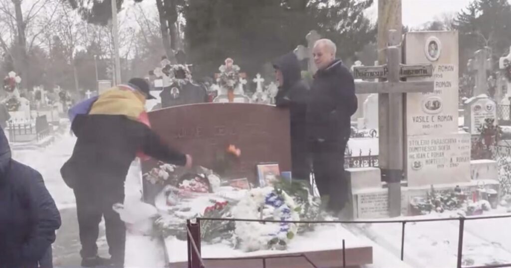 Communism nostalgics went to Ceaușescu's grave: they brought paintings and discussed the politics of the time