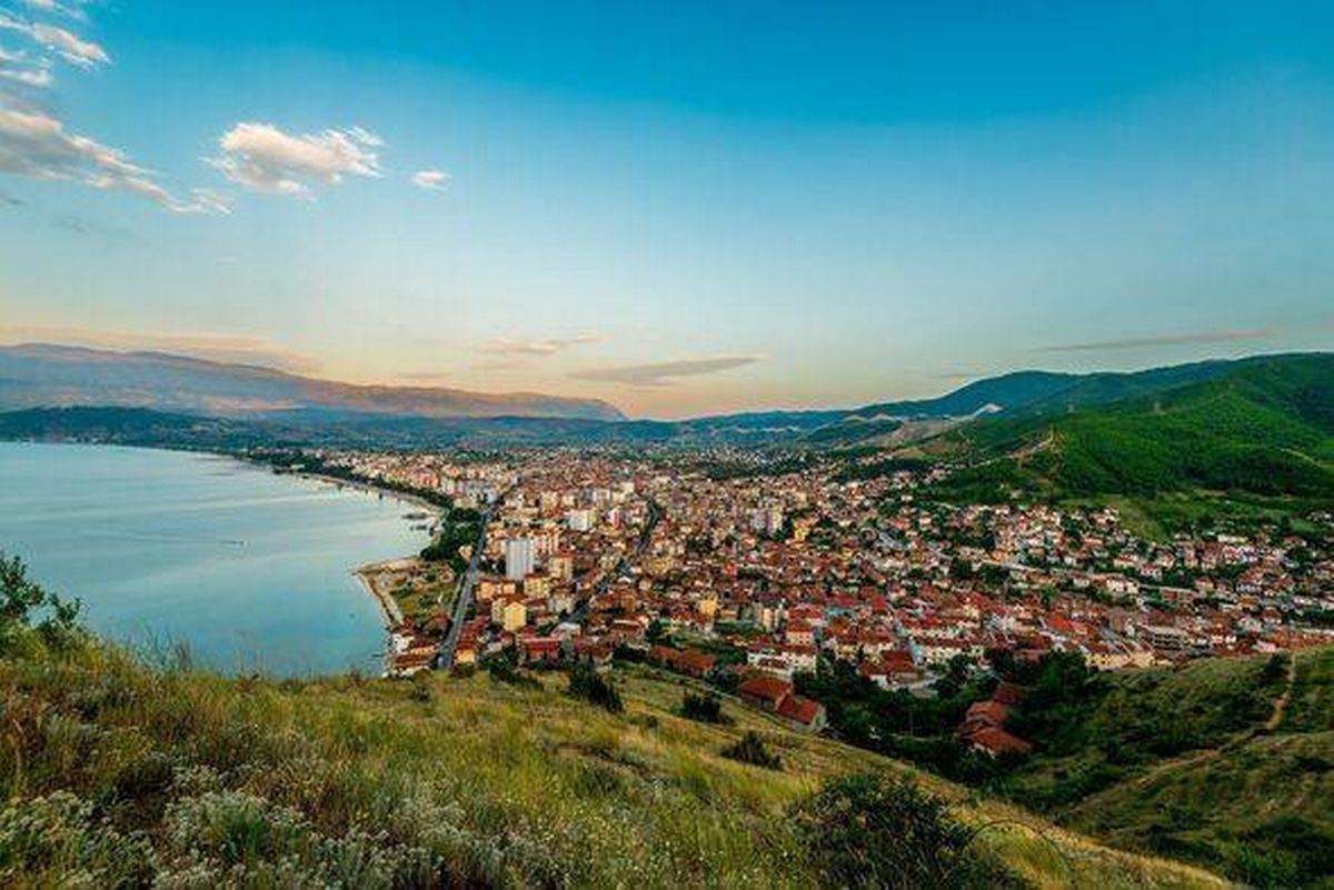 Pogradec stretches along Lake Ohridâs shoreline in southeastern Albania, revealing terracotta rooftops, hillside greenery, and a tranquil Balkan pan