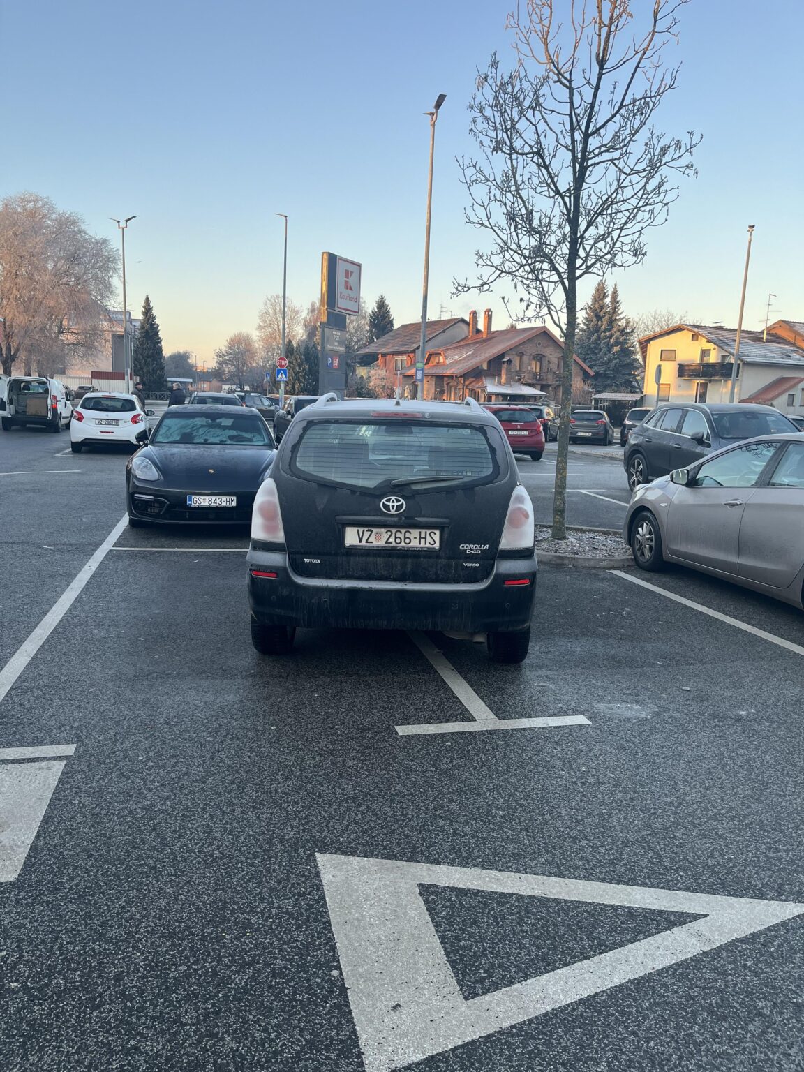 It is well parked, only the lines are wrongly drawn.