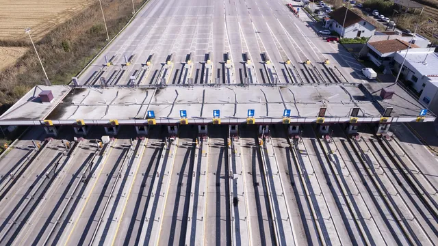 Greek farmers block border crossing with North Macedonia