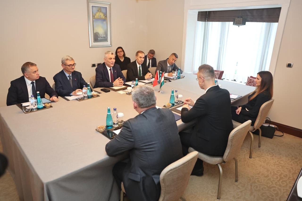 Turkish Trade Minister Omer Bolat (3rd L) and Hungarian Minister of Foreign Affairs and Foreign Trade Peter Szijjarto (2nd R) signed the Joint Declaration on Enhancing Bilateral Trade Relations in Ankara, Türkiye on Dec. 8, 2025. (Photo via X/omerbolatTR)