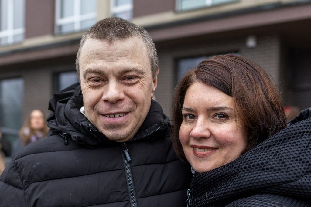 Prisoners freed by Belarus say their passports are taken away in a final ‘dirty trick’ by officials – Winnipeg Free Press Uladzimir Labkovich, one of the released Belarusian prisoners and his wife Nina Labkovich smile as he arrives in Vilnius, Lithuania, Thursday, Dec. 18, 2025. (AP Photo/Mindaugas Kulbis)