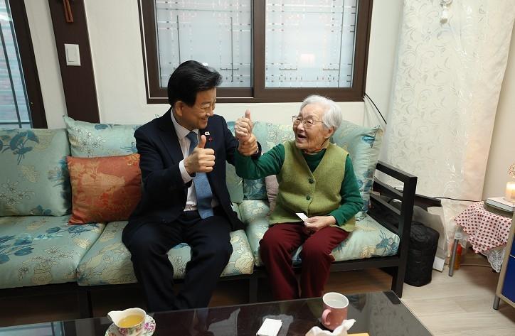 This photo shows Unification Minister Chung Dong-young visiting a separated family member in northern Seoul who was forced to break from her relatives in North Korea during the 1950-53 Korean War, Wednesday. Courtesy of unification ministry