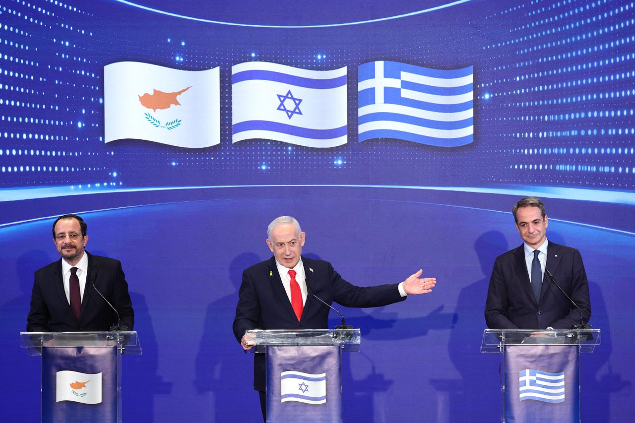 Israeli Prime Minister Benjamin Netanyahu (C), Greek Cypriot leader Nikos Christodoulides (L) and Greek Prime Minister Kyriakos Mitsotakis (R) hold a joint press conference after a trilateral meeting in Jerusalem on December 22, 2025. (AFP Photo)