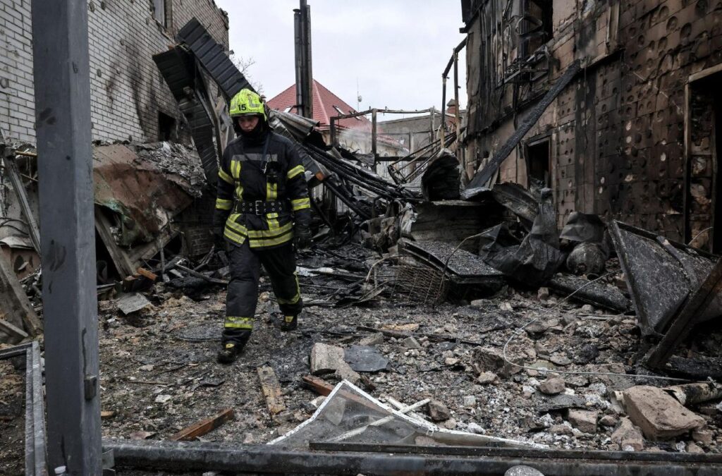 Much of Kyiv without heat after deadly Russian airstrikes