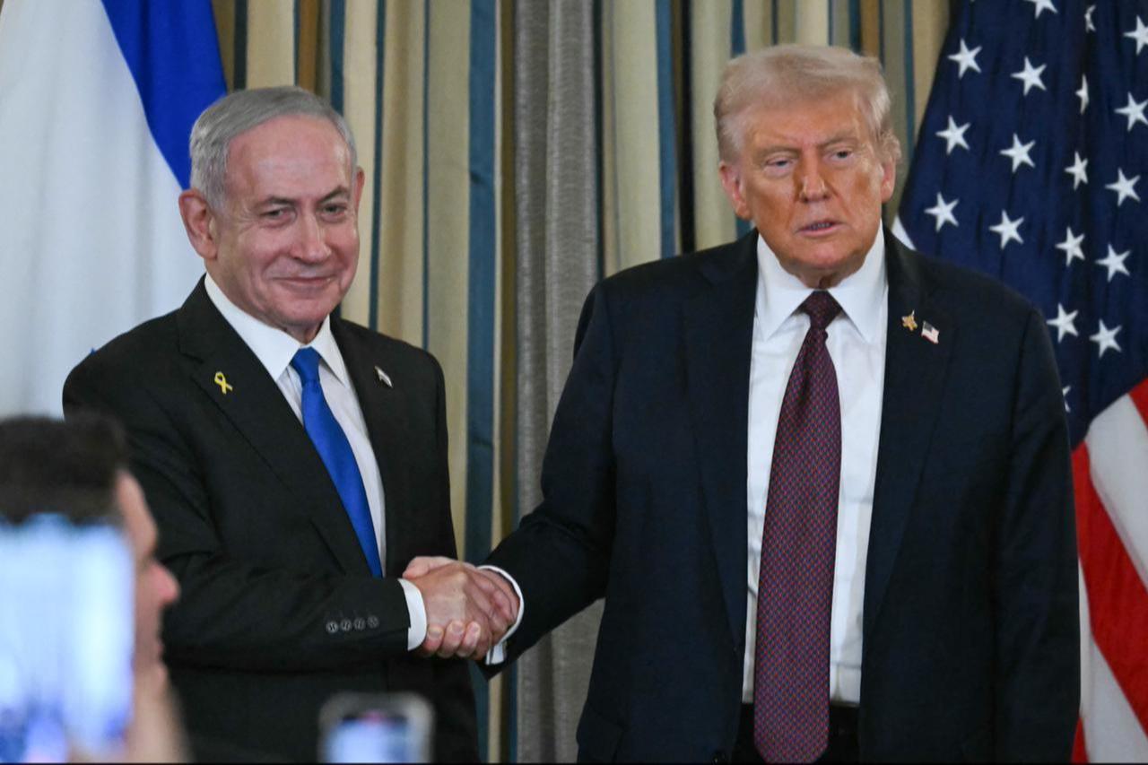 US President Donald Trump and Israeli Prime Minister Benjamin Netanyahu shake hands at the conclusion of a joint press conference in Washington, DC Sept. 29, 2025. (AFP Photo)