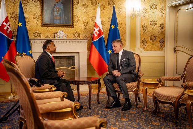 PM Robert Fico talks to US Ambassador Gautam Rana in late November 2023.