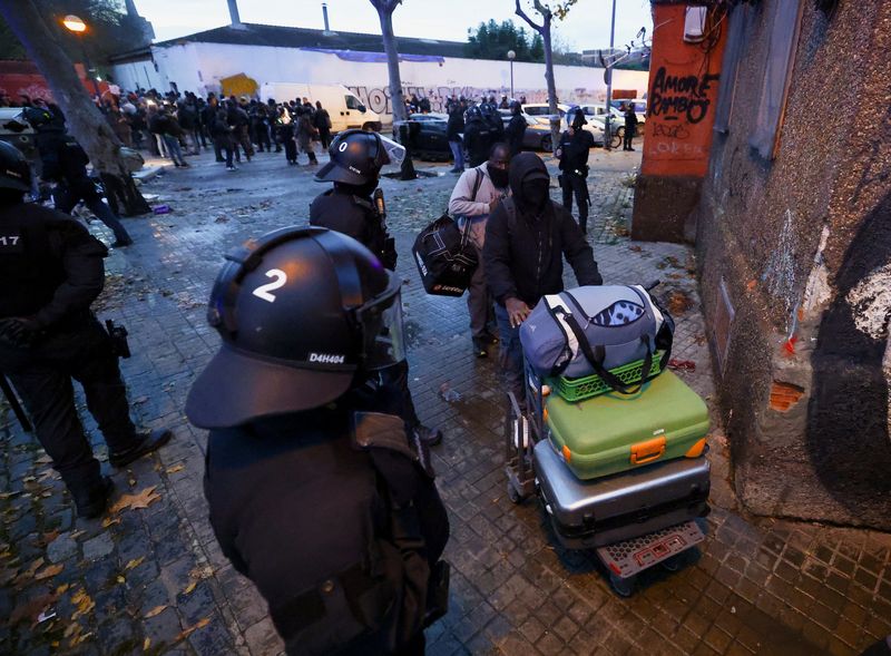 Spanish city evicts hundreds of migrants from occupied building | 104.1 WIKY