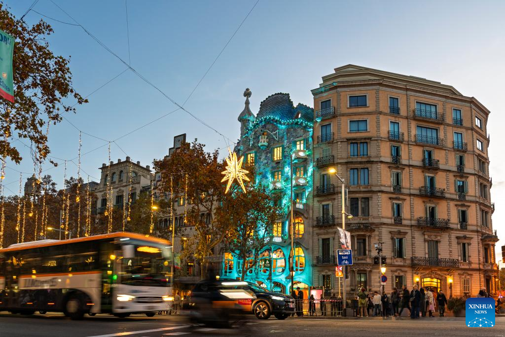 Streets in Spain glow with festive vibe as Christmas lights go up-Xinhua
