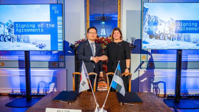Hanwha Aerospace CEO Son Jae Il, left, and acting head Katri Rausepp of Estonia’s Centre for Defence Investment pose after signing a Chunmoo supply contract in Tallinn, Estonia, on Saturday (local time).