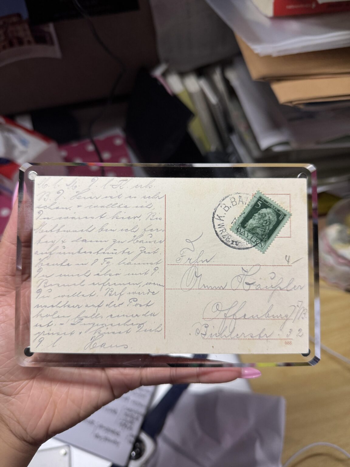 I bought an old postcard from Germany. Can anyone tell what's on it❓🤔