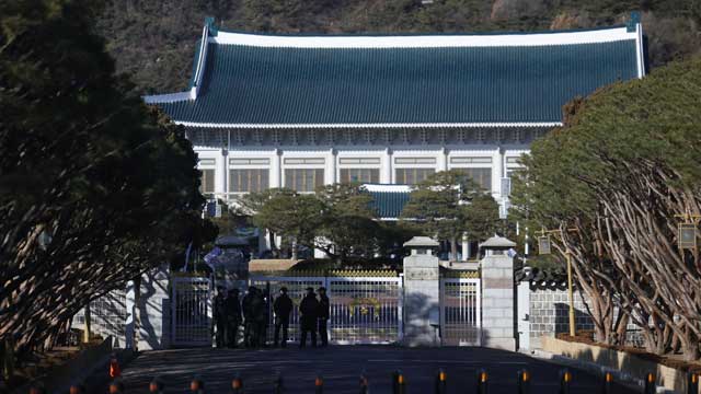 Lee Set to Begin First Workday at Cheong Wa Dae