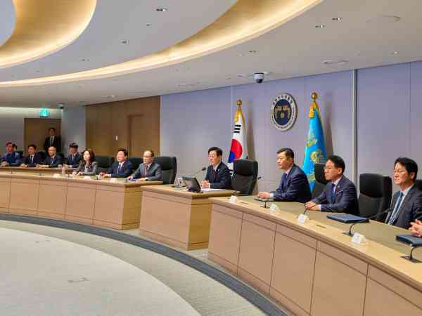 President Lee Visits National Crisis Management Center on First Day Back at Cheong Wa Dae