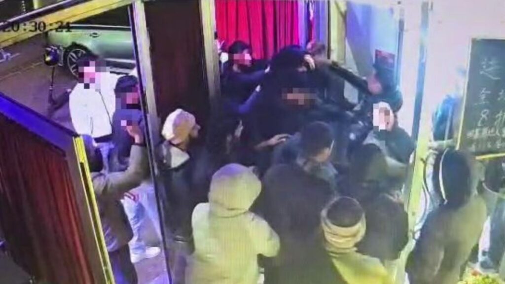 Prato - shots and kicks against the workers' garrison in front of the restaurant: the fourth attack since September