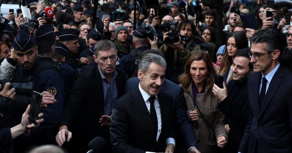 A disciplinary procedure against Nicolas Sarkozy demanded by a group of lawyers