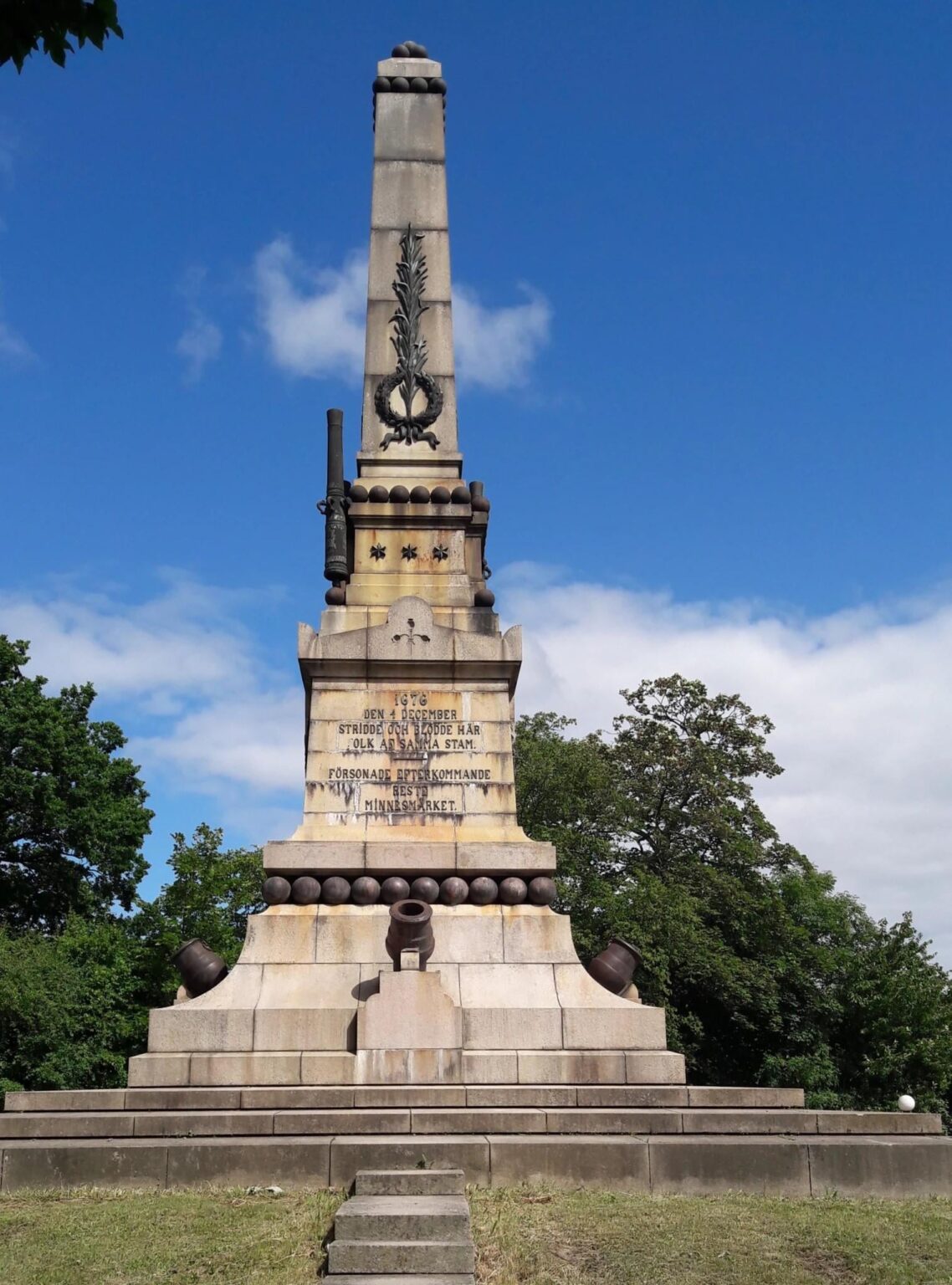 Today it is 349 years since the Battle of Lund between the Danish and Swedish armies. The largest and bloodiest battle in Scandinavian history, which decided Scania's fate to become Swedish instead of Danish. The memorial monument in Lund calls for peace and brotherhood between Danes and Swedes.