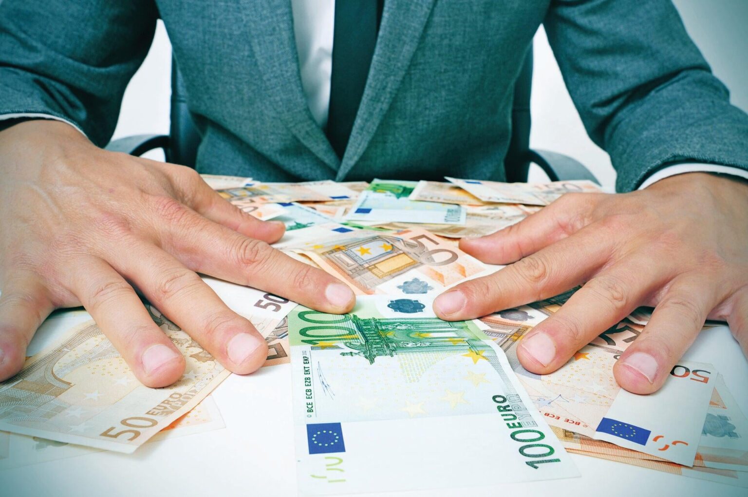 Orgy of direct contracts 4.6 billion euros in one year! - The audit conference reveals the huge binge