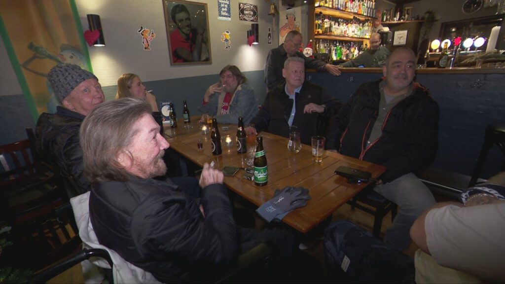 Wants "hole" in the smoking law closed - "absolutely grotesque", says pub guest