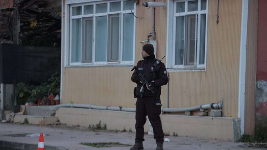 Gunfire erupts in anti-Daesh raid in NW Türkiye, 8 injured, 3 killed Gunfire erupts in anti-Daesh raid in NW Türkiye, 8 injured, 3 killed