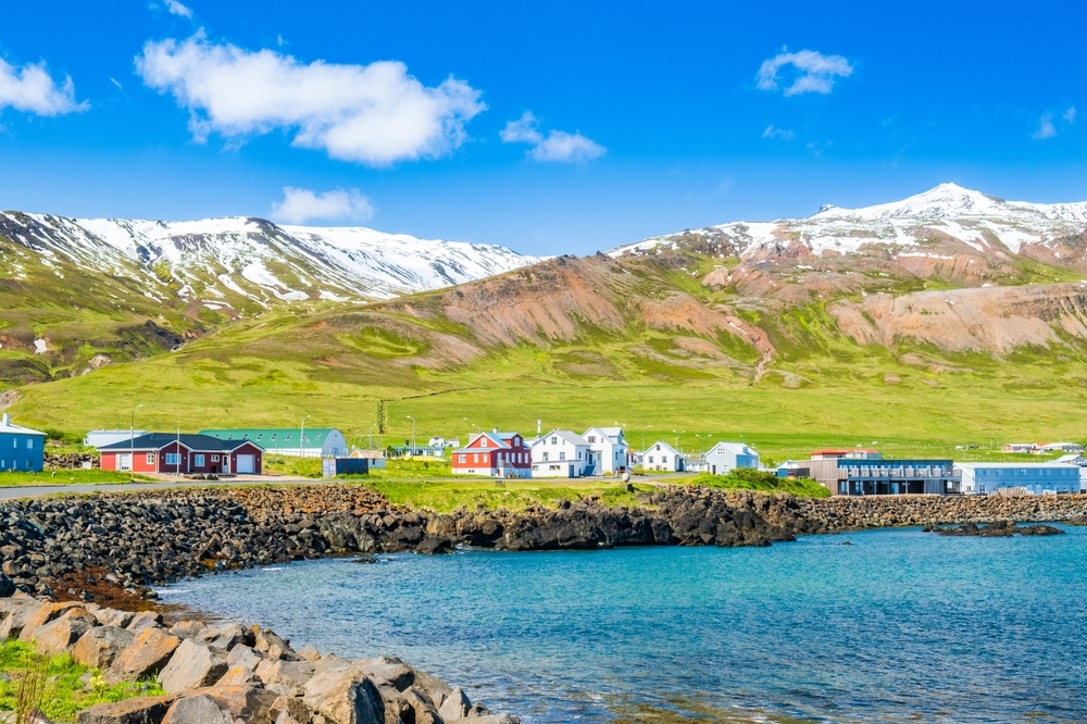 Iceland records warmest Christmas Eve on record at nearly 20°C (Typical temperatures: -1°C to 4°C) -