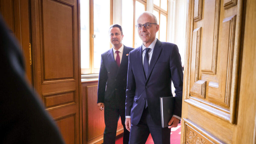 Prime Minister Luc Frieden (r.) trails behind his deputy Xavier Bettel in the Politmonitor opinion poll