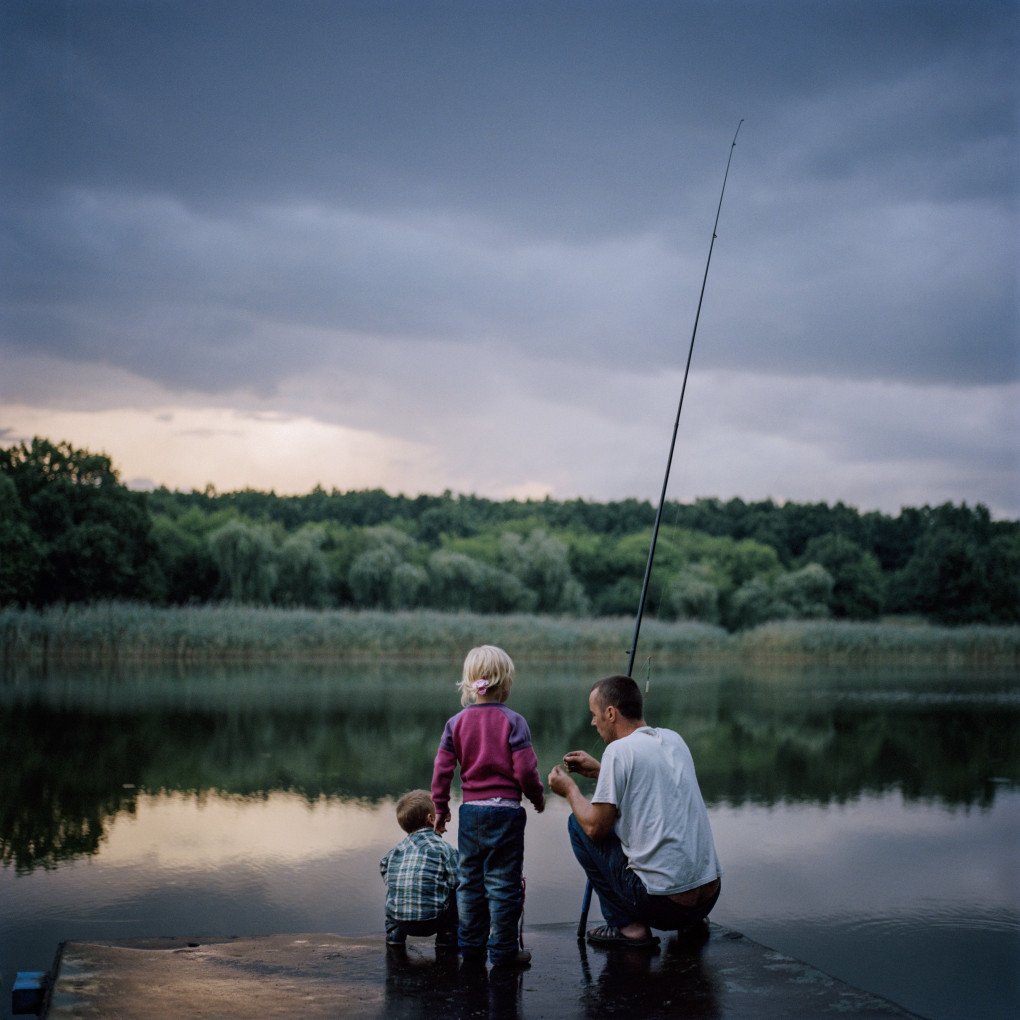 Mykola fishing with his son, Kyrylo, and daughter, Myroslava near Avdiivka, 2019. (Image: Anastasia Taylor-Lind)