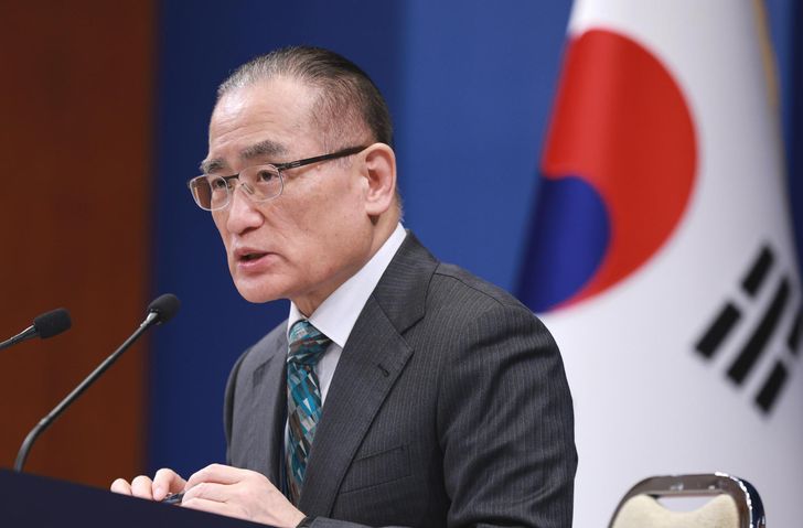 National Security Adviser Wi Sung-lac speaks to reporters at Cheong Wa Dae in Seoul, Wednesday. Newsis  