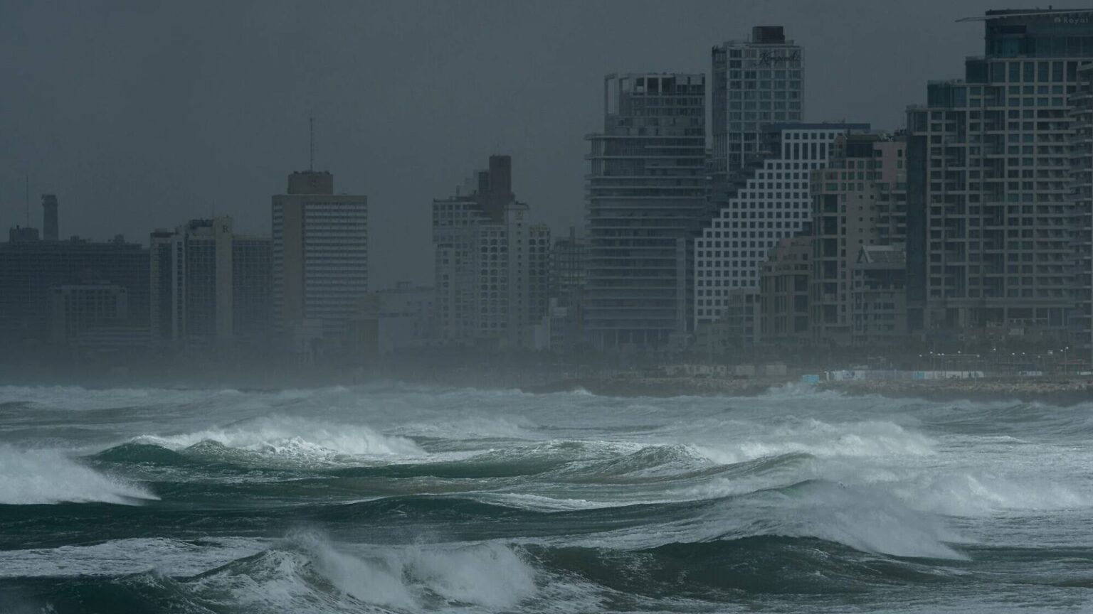 Roya News | Cyprus rescuers locate missing 'Israeli' yacht amid storm