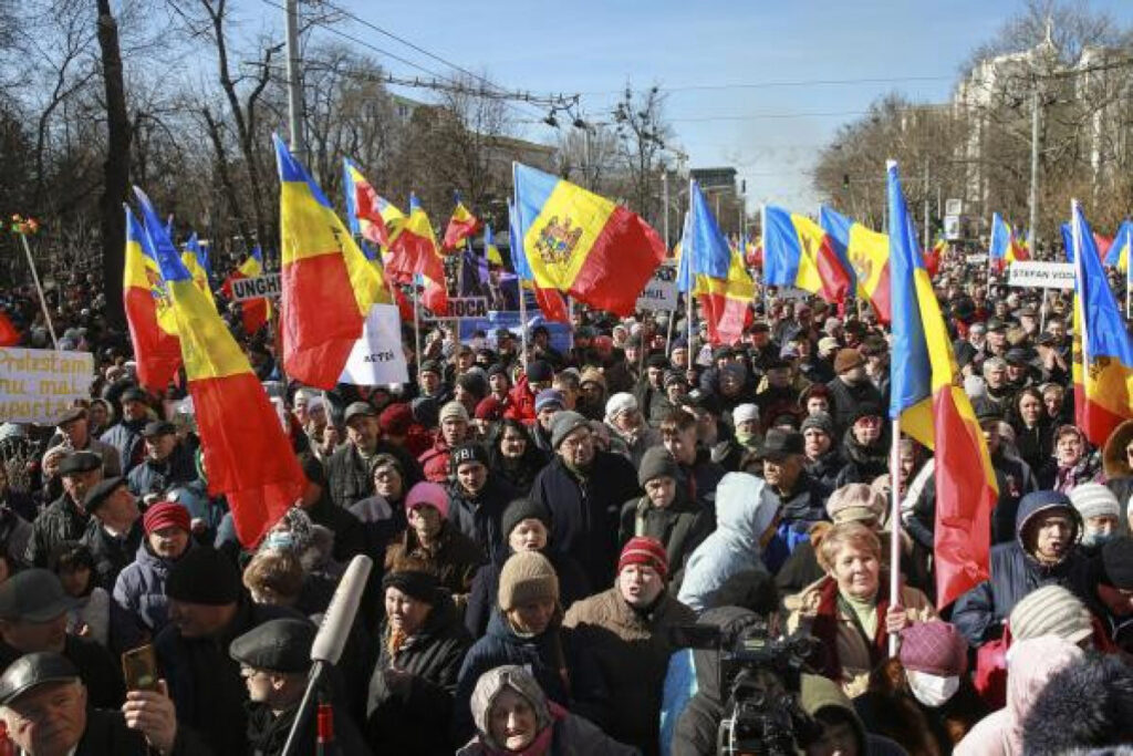 Teachers in Moldova will hold protest demanding higher salaries