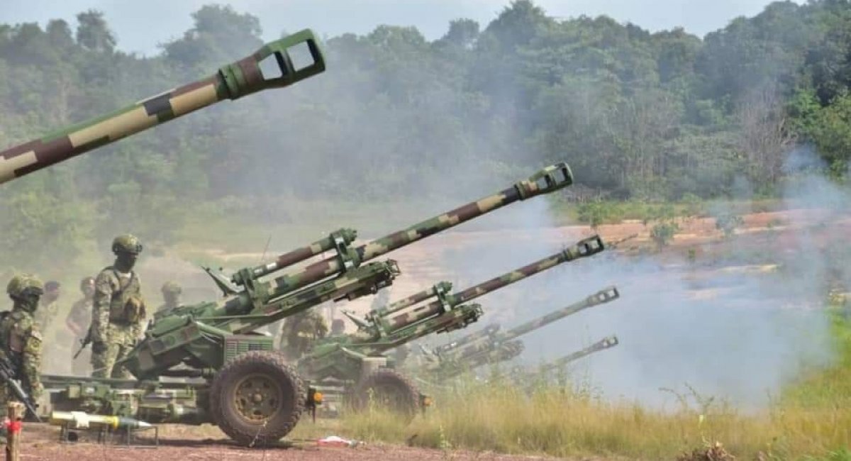 Example of towed 105mm howitzer French LG1