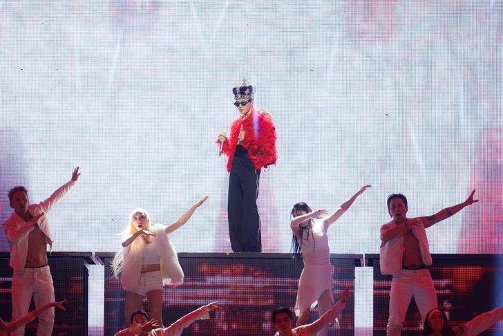 G-Dragon, center, performs during Melon Music Awards ceremony at Gocheok Sky Dome in Seoul, Saturday. Courtesy of Kakao Entertainment