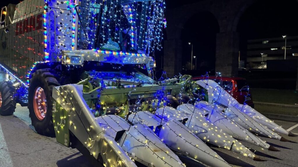 Young farmers parade agricultural products and Christmas lights to say "no to Mercosur"