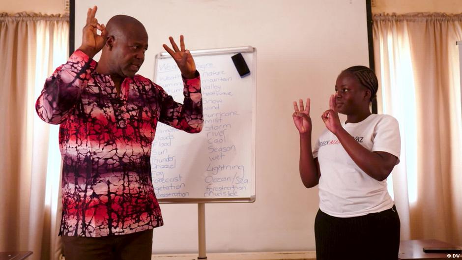 How learning sign language boosts climate inclusion – DW – 12/18/2025