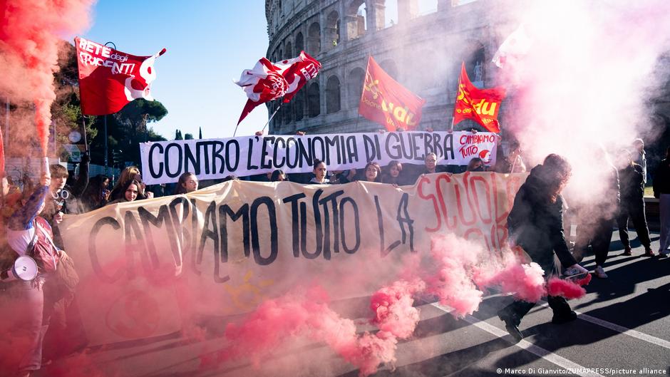 Thousands demonstrate against Meloni's budget – DW – 12/13/2025