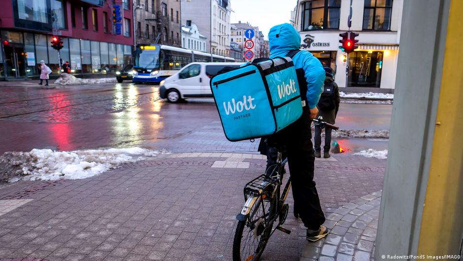 Life of Indian students in Latvia as delivery workers – DW – 12/23/2025
