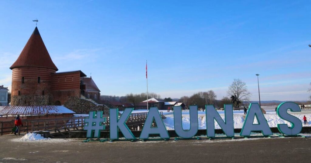 Estonia: Lithuania: Russia-helper sentenced for vandalism of monument