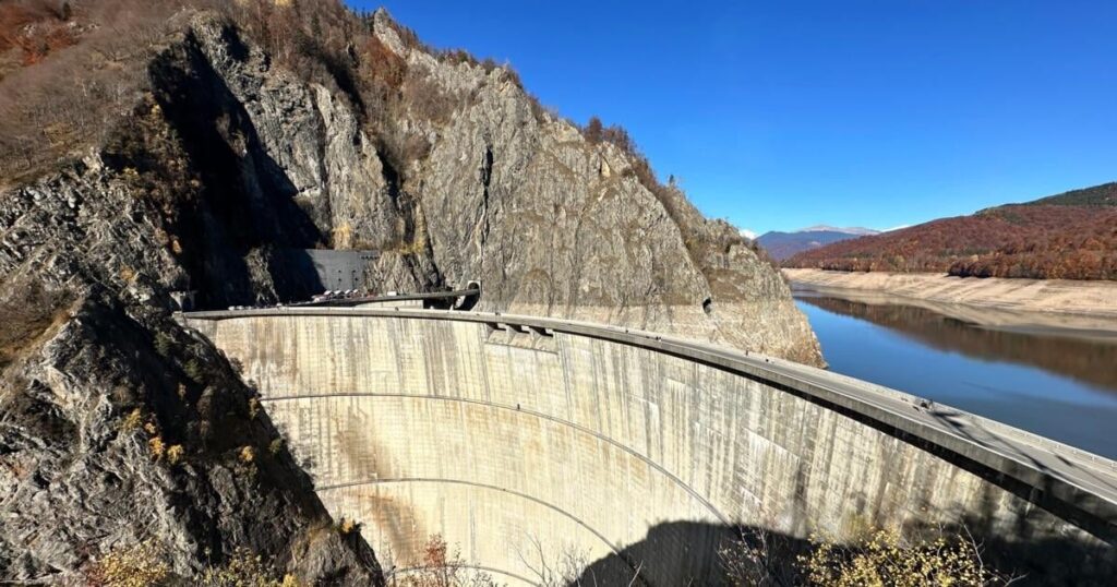 Shorthands of the Cold: "Until 11:00, I don't give gas to anyone!". How Ceaușescu unplugged the country and the myth of the electrification of communist Romania