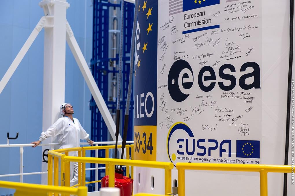 The fairing of the Ariane 6 for the upcoming launch, signed by crews.