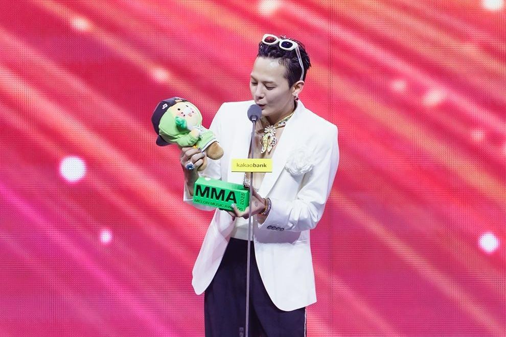 G-Dragon, center, performs during Melon Music Awards ceremony at Gocheok Sky Dome in Seoul, Saturday. Courtesy of Kakao Entertainment