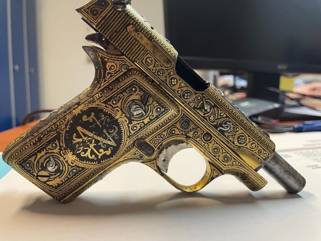 Niceto Alcalá Zamora's precious pistol, found again in France, has already arrived in Spain.