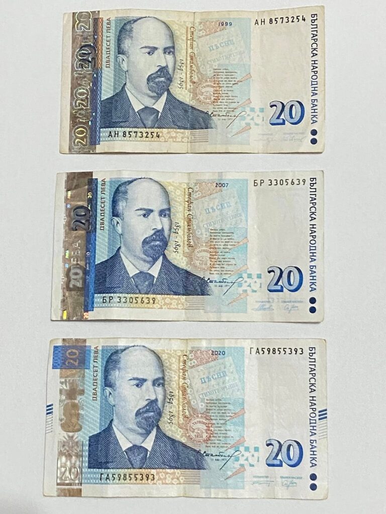 I went to the ATM yesterday to withdraw money and it gave me the three generations of the twenty-note (1999, 2007, 2020)