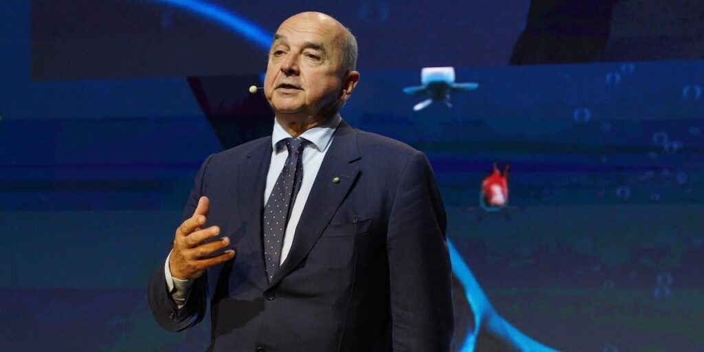 The mayor of Trieste in the classroom: «I have never been bossed around by a woman»