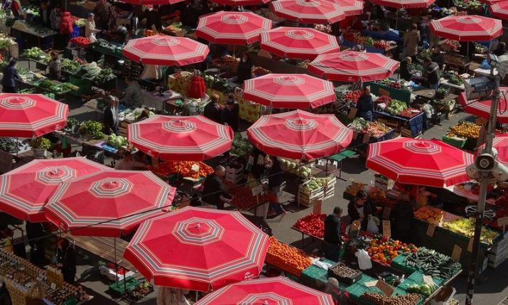 Suckling pig and sarma: Croatians flock to markets ahead of New Year