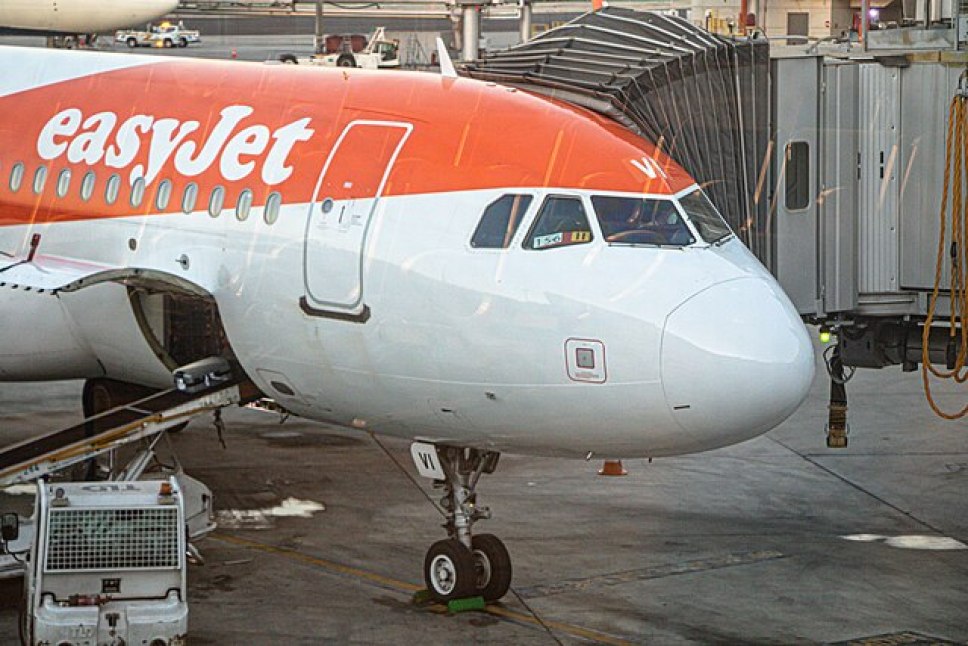Picture of an easyJet Airbus A320-214 at the gate at Ben Gurion Intl Airport