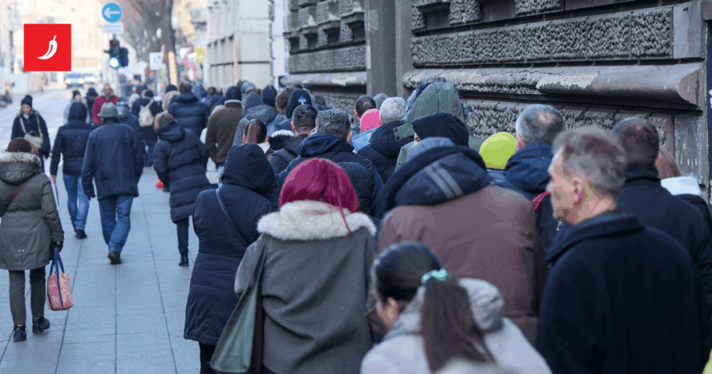 PHOTO AND VIDEO Big crowd in front of CNB. People stand in a long line