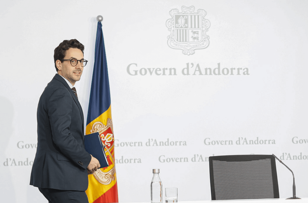 The Government defends that Gili can stop the towers without a commission with the Government and the Council