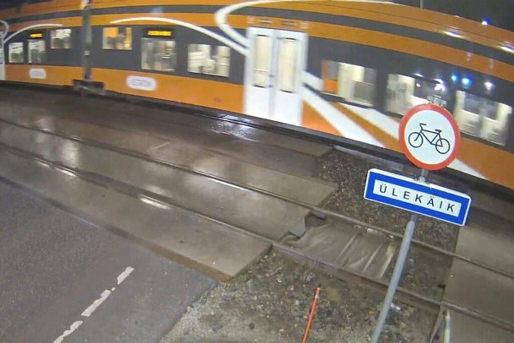 VIDEO | "It was too tight!" The train driver's quick response saved the rider's life