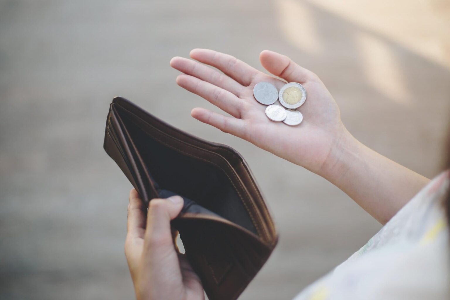 Greek households' real income significantly lower than in 2009