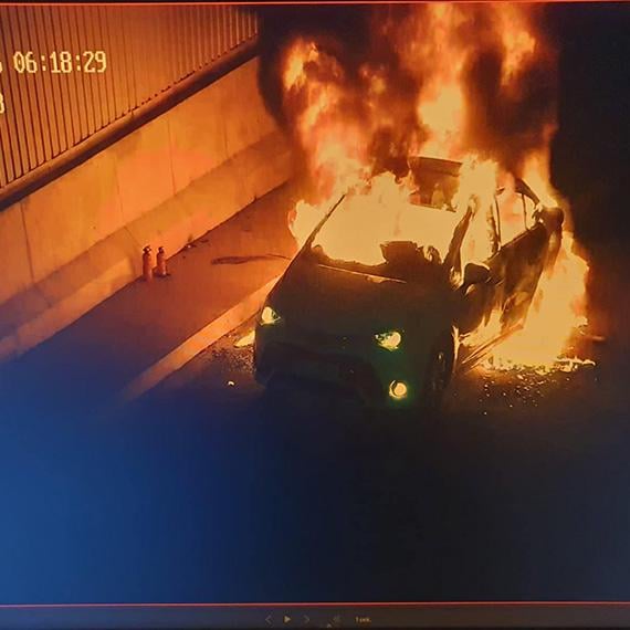 Car fire at the exit of the tunnel in Świnoujście. Traffic temporarily suspended